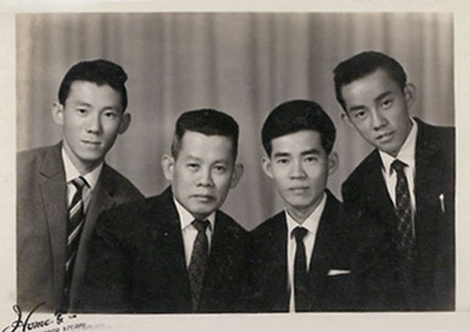 茂松先生(右二)與父親(左二)、二弟(左一)及三弟(右一)合影